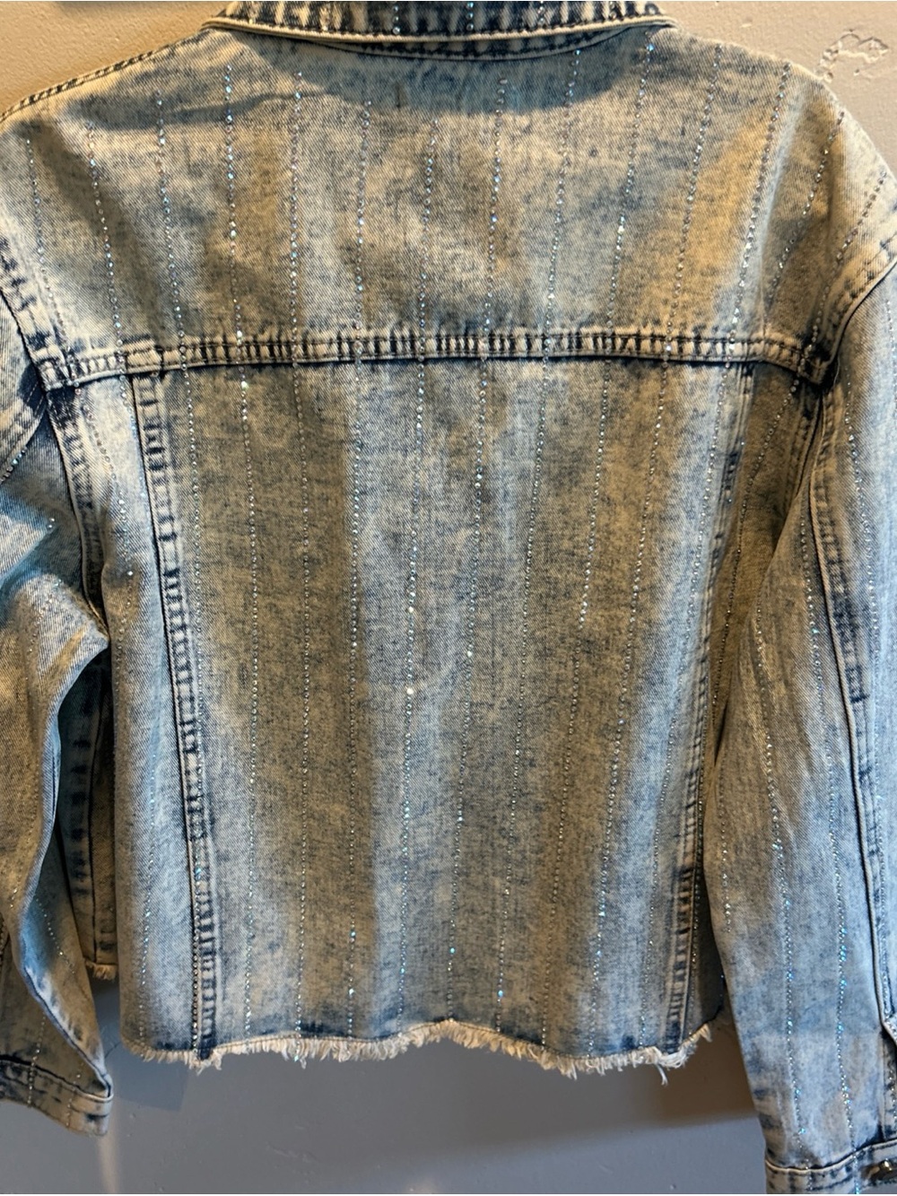 Veveret Acid Wash Rhinestone Denim Jacket Womens Large Blue Cropped Raw Hem - Picture 8 of 11